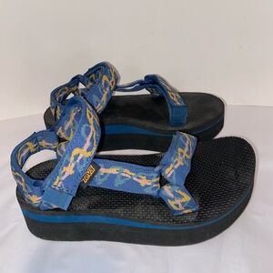 Tena Women’s Flatform Universal Sandals Blue/Yellow Print Sz 6